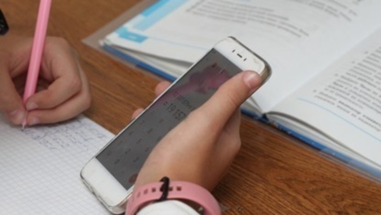 Принят закон о запрете для учащихся пользоваться средствами связи во время проведения учебных занятий.
